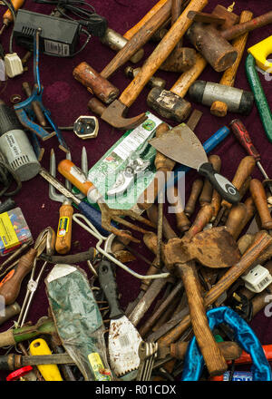 Alte Handwerkzeuge layed heraus auf dem Boden, am Flohmarkt. Stockfoto