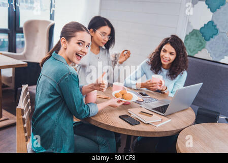 Gerne schön positive Frau, OK Geste Stockfoto