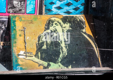 Gemälde von Keith Richards und mick Jagger, im Fenster des Plattenladens aus zweiter Hand, Camden Market, Stockfoto