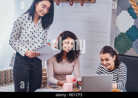 Schön Smart intelligente Frau ihre Notizen festhalten Stockfoto