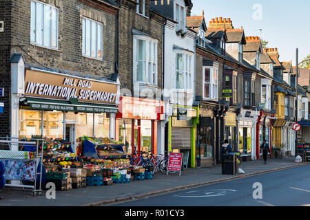 Mill Road ist einer der lebhaftesten von Cambridge Reiseziele mit unabhängigen Cafés, schrulligen Läden und internationalen Lebensmittelgeschäften und Restaurants. UK. Stockfoto