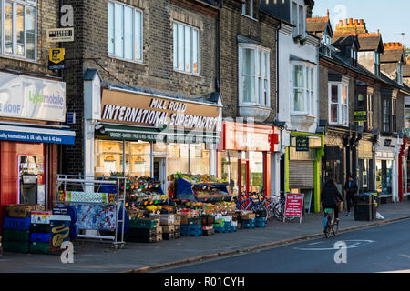 Mill Road ist einer der lebhaftesten von Cambridge Reiseziele mit unabhängigen Cafés, schrulligen Läden und internationalen Lebensmittelgeschäften und Restaurants. UK. Stockfoto