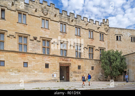 Touristen, die in das 14. Jahrhundert Musée du Petit Palais, Museum und Kunstgalerie in der Stadt Avignon, Vaucluse, Provence-Alpes-Côte d'Azur, Frankreich Stockfoto