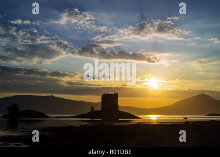 Castle Stalker, mittelalterlichen 4-stöckigen Turm Haus/Halten bei Sonnenuntergang im Loch Laich, Einlass von Loch Linnhe in der Nähe von Port Appin, Argyll, Schottland, Großbritannien Stockfoto