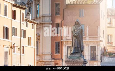 Die Bronzestatue des Philosophen Giordano Bruno im Campo de Fiori in Rom, Italien Stockfoto