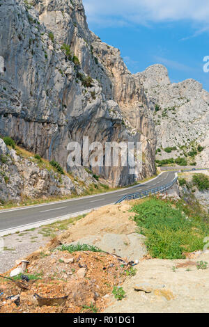 Malerische Landschaft mit einer Straße in den Bergen. Stockfoto