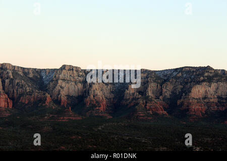 Blick auf die bunten Berge von den Flughafen Mesa Loop Trail in Sedona, Arizona, USA Stockfoto