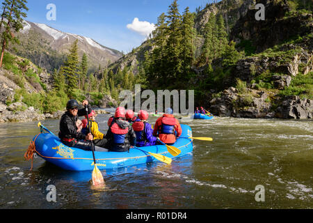 Far and Away Adventures Guide Ross Cooper teilt seine Freude beim Rafting auf dem Middle Fork Salmon River in Idaho. Stockfoto