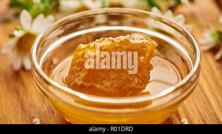 Honeycomb in Glasschale. Close-up von Honig. Gesunde organische. Süße nachspeise Hintergrund Stockfoto