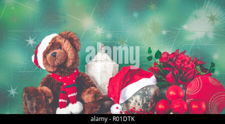 Weihnachten noch Leben mit Teddybär, Dekorationen und Geschenkverpackung. Stockfoto