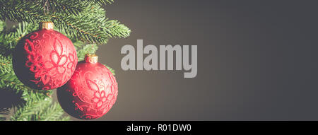Weihnachten Hintergrund Banner. In der Nähe von Rot festliche Bälle hängen in den Weihnachtsbaum. Stockfoto