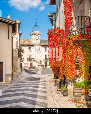 Das malerische Dorf Pescocostanzo während der Herbstsaison. Abruzzen in Italien. Stockfoto