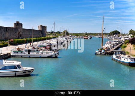 Hafen von Aigues Mortes, französische Stadt Wände im Departement Gard in der occitanie Region im Süden Frankreichs Stockfoto