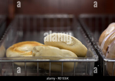 Frisch gebackene Bagels in einem lokalen Bäckerei. Stockfoto