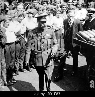 King George V mit munitionsarbeiter im Holmes und Co im Rumpf während des Ersten Weltkriegs Stockfoto