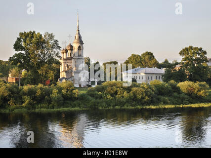 Vologda Fluss und Sretensky Kirche (der Konferenz) in Vologda. Russland Stockfoto