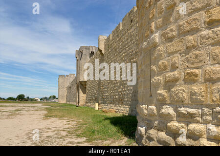 Externe Befestigung von Aigues Mortes, französische Stadt Wände im Departement Gard in der occitanie Region im Süden Frankreichs Stockfoto