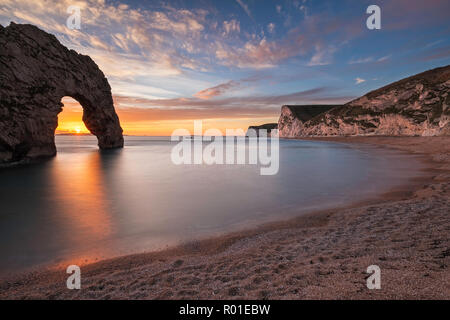 Durdle Door bei Sonnenuntergang, Jurassic Coast, Dorset, England Stockfoto