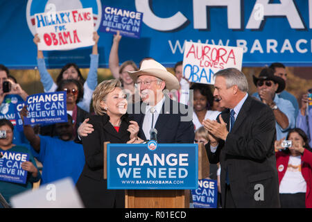 Ken Salazar im Gespräch mit Hillary Clinton, Aurora, Colorado Stockfoto