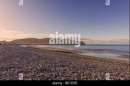 Ein Blick auf die Llandudno geschwungene Küstenlinie von White fronted Hotels bei Dämmerung gesäumt. Die Great Orme Landspitze ist in der Ferne und einen verblassenden blauen Himmel ist ab Stockfoto