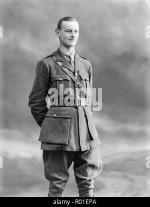 Studio Foto aufgenommen am 11. September 1916 Übersicht 2nd Lieutenant F.L. Simmons von der Queen West Surrey Regiment, in voller Uniform. Weltkrieg 1 Soldaten. Stockfoto