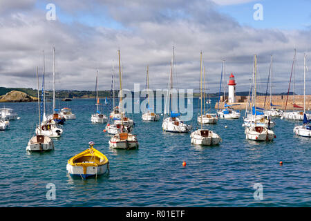 Hafen und Leuchtturm bei Flut von Erquy, eine französische Gemeinde im Département Côtes-d'Armor in der Bretagne im Nordwesten von Frankreich an der Côte de Penthièvre. Stockfoto