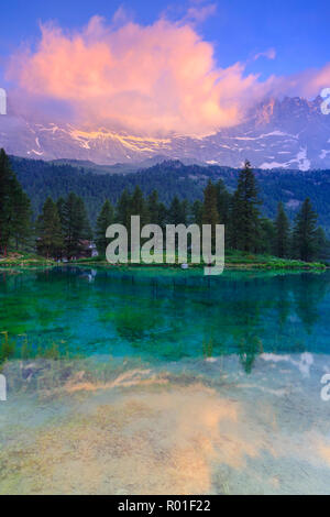 Cloud durch die Farben der Dämmerung leuchtet in Blau Sees spiegelte. Blu See, Cervinia, Valtournanche, Aostatal, Italien, Europa Stockfoto