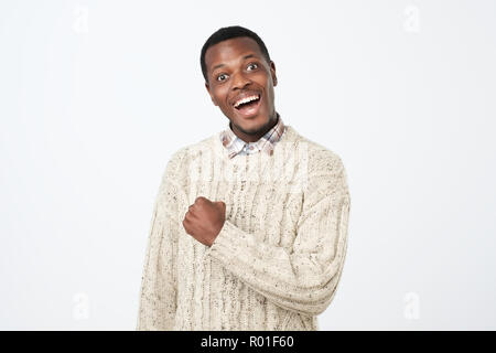 Afrikanischen schwarzen Mann glücklich und aufgeregt feiert Sieg zum Ausdruck großer Erfolg Stockfoto