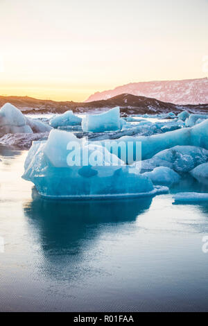 Eis und Iceberrgs an der Gletscherlagune Jökulsarlon, Island, Europa Stockfoto