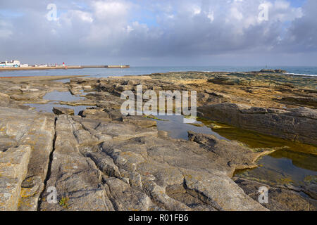 An der felsigen Küste von Guilvinec oder Le Guilvinec, eine Gemeinde im Département Finistère in der Bretagne in Frankreich Stockfoto