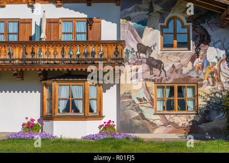 Gebäude mit Lüftlmalerei oder an die Wand malen, Wallgau, Oberbayern, Bayern, Deutschland, Europa Stockfoto