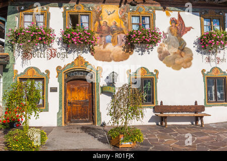 Hotel, ehemalige Post mit Lüftlmalerei oder an die Wand malen, Wallgau, Oberbayern, Bayern, Deutschland, Europa Stockfoto