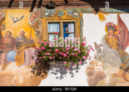 Gebäude mit Lüftlmalerei oder an die Wand malen, Wallgau, Oberbayern, Bayern, Deutschland, Europa Stockfoto