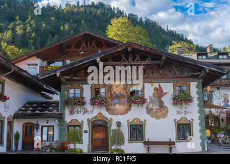 Gebäude mit Lüftlmalerei oder an die Wand malen, Wallgau, Oberbayern, Bayern, Deutschland, Europa Stockfoto