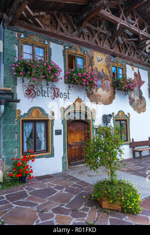 Gebäude mit Lüftlmalerei oder an die Wand malen, Wallgau, Oberbayern, Bayern, Deutschland, Europa Stockfoto