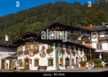 Hotel, ehemalige Post mit Lüftlmalerei oder an die Wand malen, Wallgau, Oberbayern, Bayern, Deutschland, Europa Stockfoto