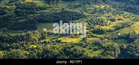 MONTENEGRO, Bauernhöfe in den Hügeln entlang Moraca-fluss Stockfoto