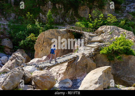 Wanderer auf Brücke, Theth, Nationalpark Theth, Albanischen Alpen, Prokletije, qark Shkodra, Albanien Stockfoto