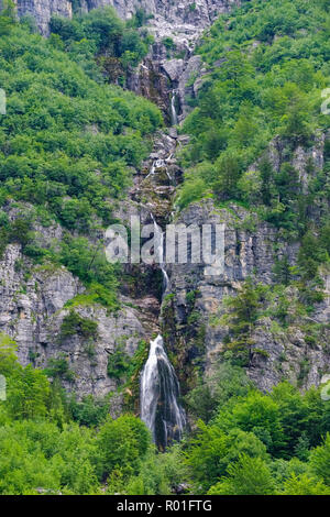 Wasserfall von Grunas, Ujëvara e Grunasit, in der Nähe von Theth, Nationalpark Theth, Albanischen Alpen, Prokletije, qark Shkodra, Albanien Stockfoto