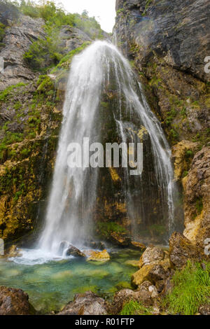 Wasserfall von Grunas, Ujëvara e Grunasit, in der Nähe von Theth, Nationalpark Theth, Albanischen Alpen, Prokletije, qark Shkodra, Albanien Stockfoto