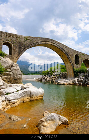 Osmanische Bogenbrücke, Ura e Mesit, Brücke von Mes, Fluss Kir, in der Nähe von Shkodra, Shkodra, qark Shkodra, Albanien Stockfoto