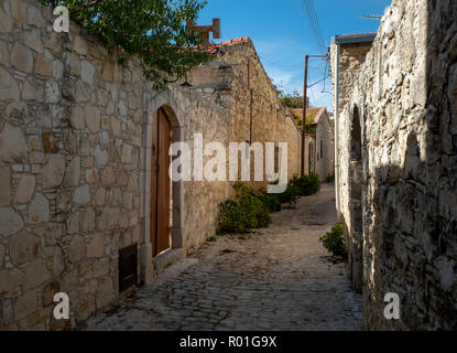 Eine Straße in der Ortschaft Lofou, Zypern. Stockfoto