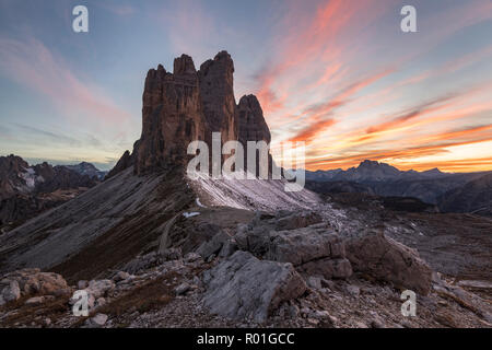 Blick von der Patternsattel zu den Drei Zinnen, Sonnenuntergang, Sextner Dolomiten, Südtirol, Südtirol, Italien Stockfoto