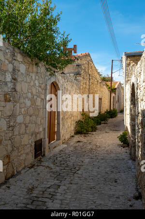 Eine Straße in der Ortschaft Lofou, Zypern. Stockfoto