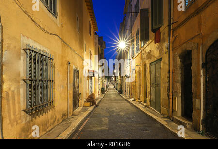 Die alte Straße im historischen Viertel Panier von Marseille im Süden Frankreichs in der Nacht Stockfoto