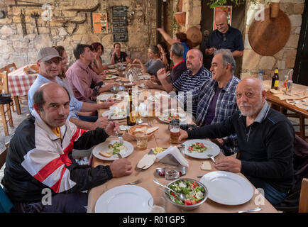 Eine Gruppe von Personen, die einem traditionellen Meze in der Taverne, lofou Lofou Dorf, Zypern.