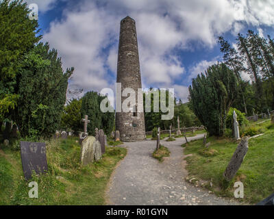 Runder Turm und Friedhof in Kloster Glendalough, County Wicklow, Irland Stockfoto