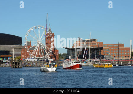 Kleine Passagier boot Besucher nehmen auf eine Kreuzfahrt um die Cardiff Bay Stockfoto