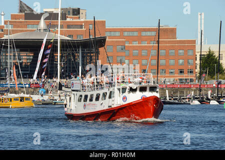 Kleine Passagier boot Besucher nehmen auf eine Kreuzfahrt um die Cardiff Bay Stockfoto