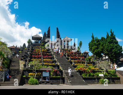 Gläubige Balinesen Treppen hinabsteigen, split-Tor, Candi Bentar Muttertempel Besakih, Pura Agung Besakih Penetaran, Banjar Besakih Stockfoto